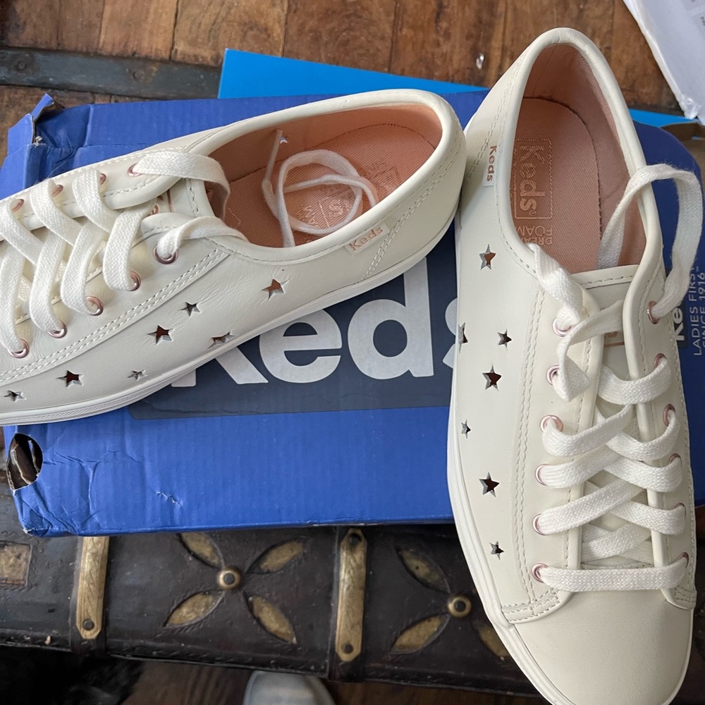 7.5 leather lace up womens shoe with stars